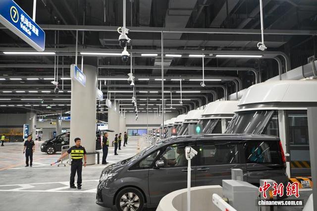 皇岗口岸“五合一”车道的首次跨境实战测试。记者 陈骥旻 摄