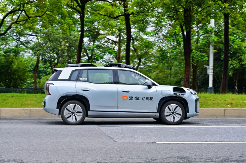 图为：滴滴自动驾驶新一代车型行驶在城市道路中
